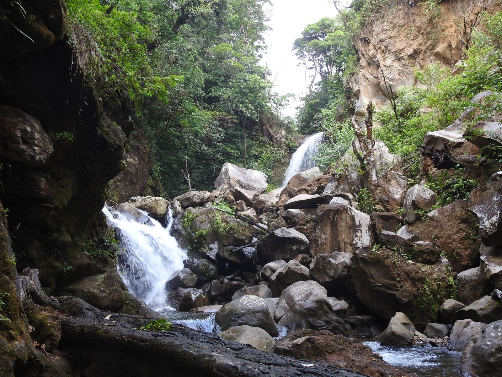 Río y pequeñas cascadas de montaña